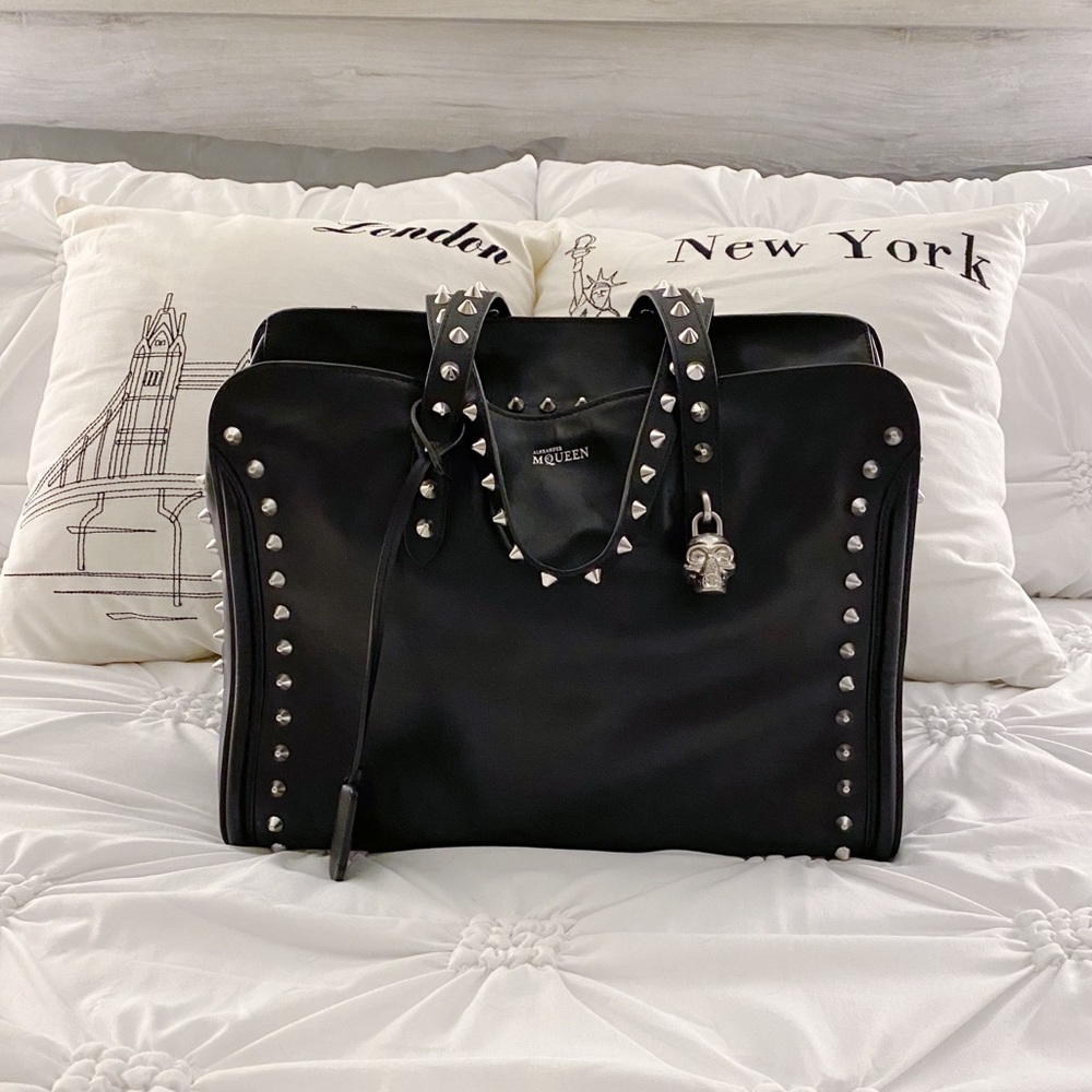 ▪️Alexander McQueen Studded Skull Bag▪️